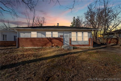 820 W Larkspur Dr, Jeffersonville, IN, 47130-4945 | Card Image