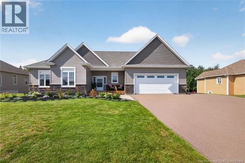 37 Monique St, House with 5 bedrooms, 3 bathrooms and null parking in Shediac NB | Card Image