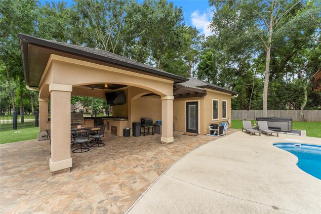 Adding to the home’s versatility is a separate guest quarters located just off the outdoor kitchen.. | Image 38