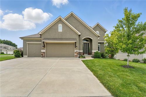 14445 Thousand Oaks Pl, Parkville, MO, 64152-2767 | Card Image