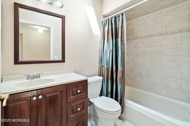 Upper Level Hall Bathroom | Image 23