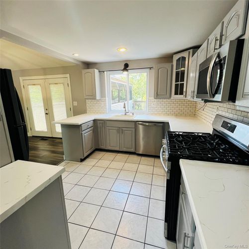 40 Iris Cir, Beacon, NY, 12508-3921 | Card Image