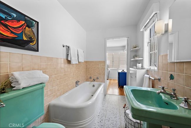 Shared bathroom | Image 18