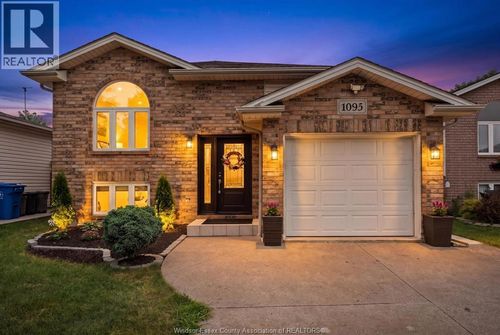 1095 Lakeview Ave, Windsor, ON, N8P1K9 | Card Image