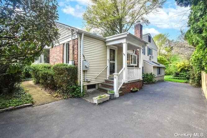 Glenwood Rd, Glenwood Landing, NY 11547