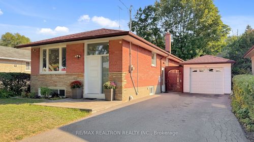 33 Savarin St, Scarborough, ON, M1J1Z7 | Card Image