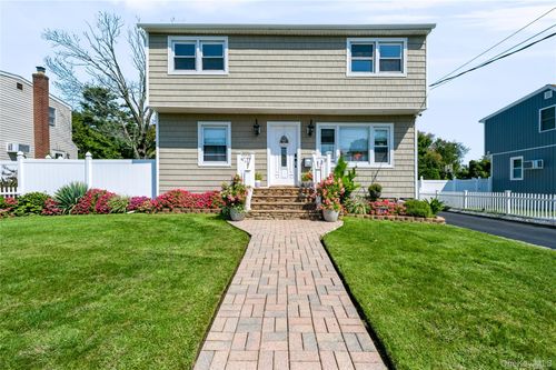 240 Kramer Dr, Lindenhurst, NY, 11757-5408 | Card Image