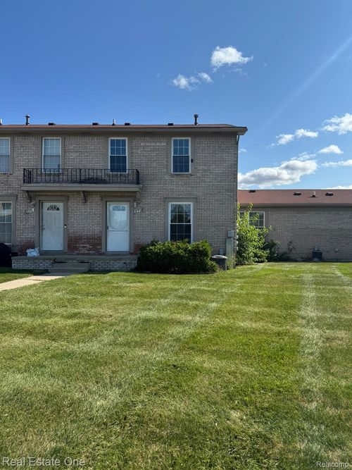 8852 Sunrise Dr, Sterling Heights, MI, 48312-3623 | Card Image