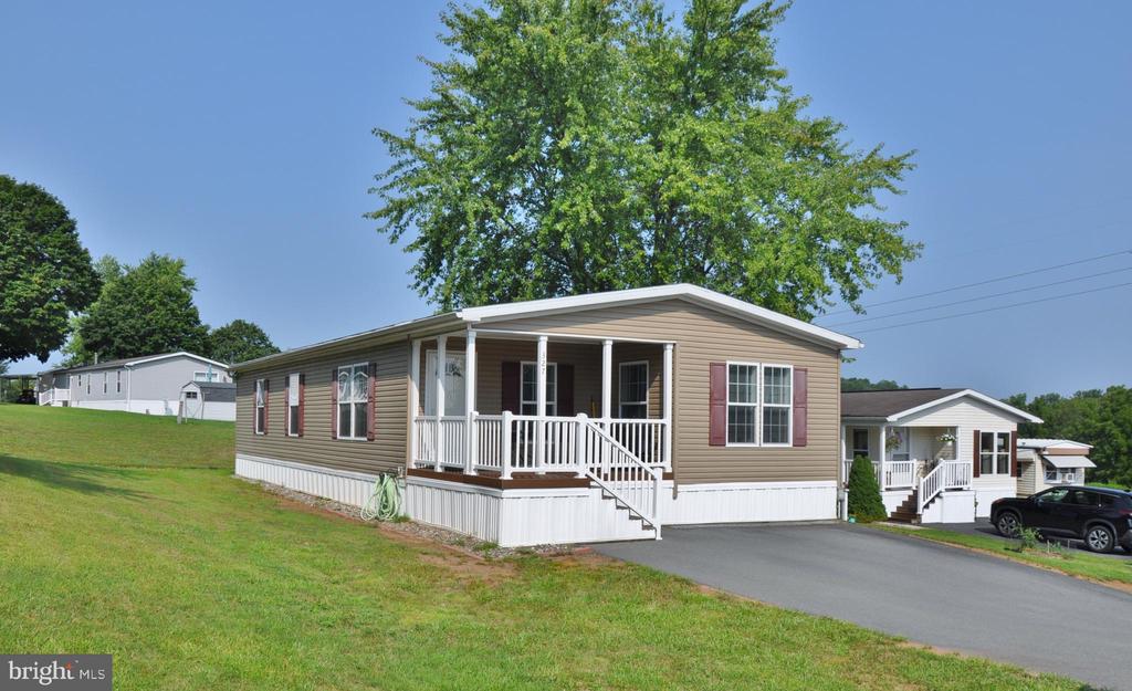 Robin Dr, Red Lion, PA 17356