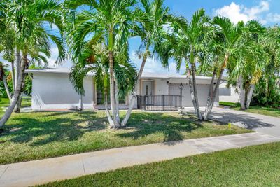 14697 Sunny Waters Ln, House other with 2 bedrooms, 2 bathrooms and null parking in Delray Beach FL | Image 3