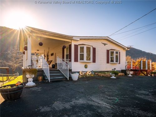 3102 Maple St, Belle, WV, 25015-1918 | Card Image