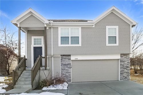 10909 Highview Rd, Peculiar, MO, 64078-7804 | Card Image