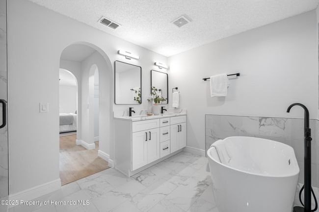 MASTER BATHROOM SEPARATE TUB | Image 16