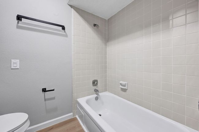Bathtub with neutral tile surround – Clean and move-in ready. | Image 40