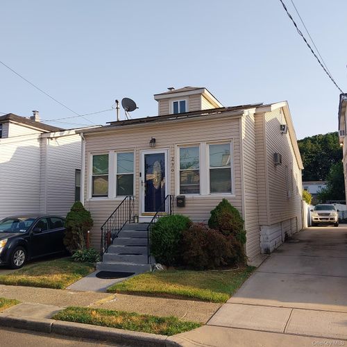 230 E New York Ave, Valley Stream, NY, 11580-6017 | Card Image