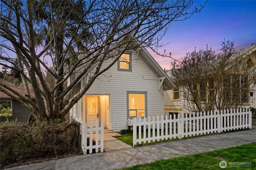4135 36th Ave Sw, Seattle, WA, 98126-2619 | Card Image
