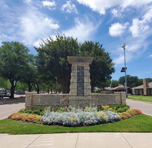 1118 Bradford Dr, Glenn Heights, TX, 75154-8812 | Card Image