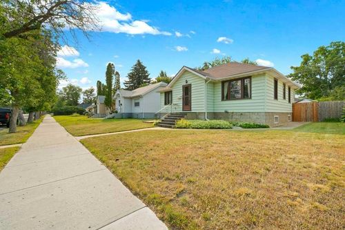 313 6 St Se, Medicine Hat, AB, T1A1H2 | Card Image