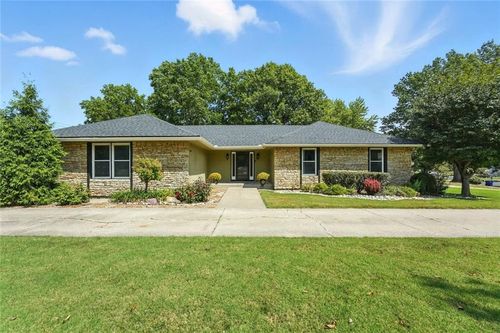 307 Se Westwind Dr, Lee's Summit, MO, 64063-3244 | Card Image