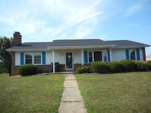 207 Fox Hill Dr, Staunton, VA, 24401-2614 | Card Image