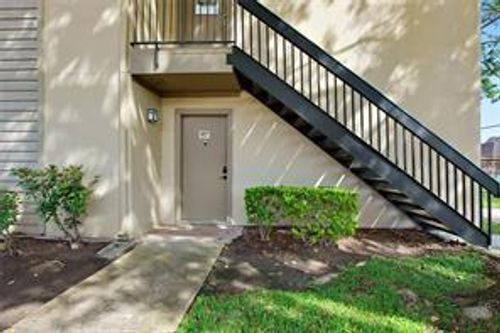 97-3300 Pebblebrook Dr, Seabrook, TX, 77586-6052 | Card Image