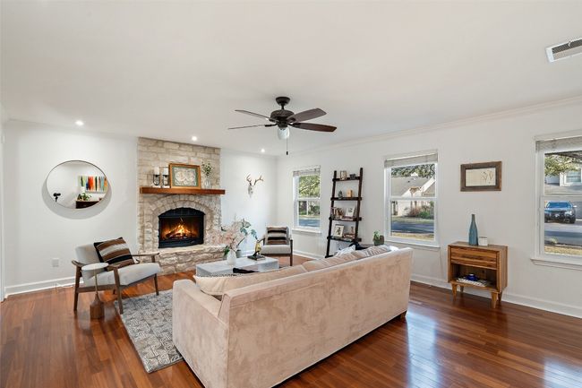 6523 Heron Dr, House other with 4 bedrooms, 3 bathrooms and 4 parking in Austin TX | Image 4