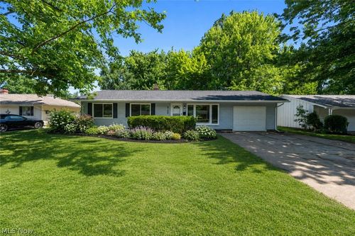 8155 Concord Dr, Mentor, OH, 44060-2433 | Card Image