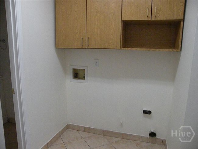 Kitchen laundry area | Image 8