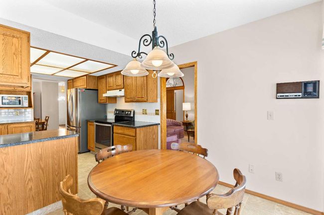 1038 Shawnee Rd Sw, Home with 3 bedrooms, 3 bathrooms and 4 parking in Calgary AB | Image 14