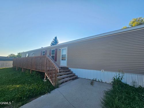 1006 Parkway Dr, Williston, ND, 58801-3322 | Card Image