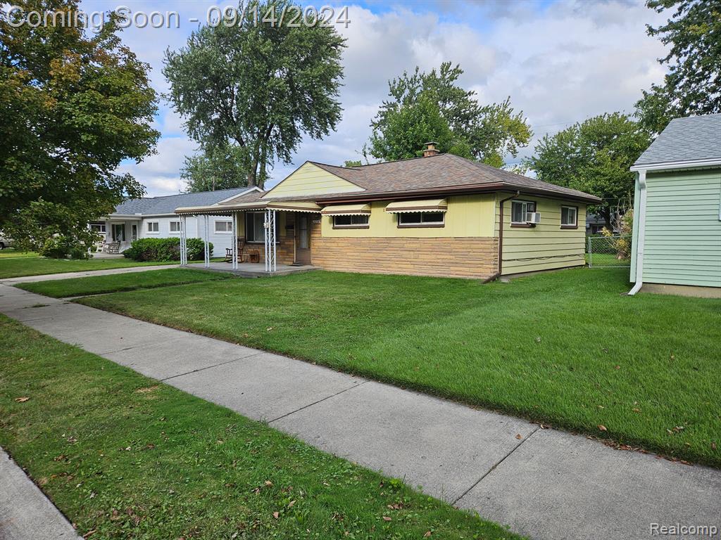 Compson St, Roseville, MI 48066