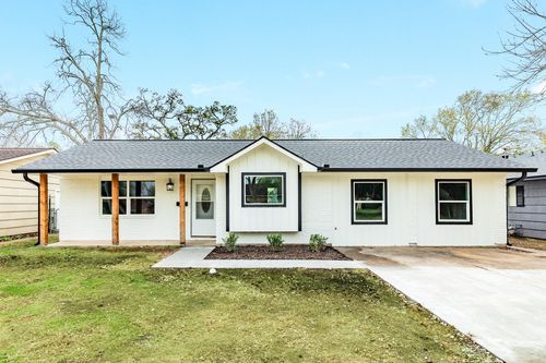 300 N Shanks St, Clute, TX, 77531-4600 | Card Image