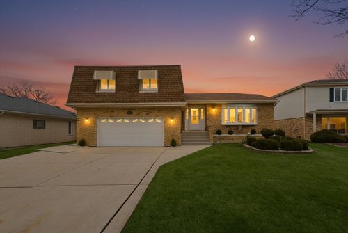 707 S Noah Ter, Mount Prospect, IL, 60056-3557 | Card Image