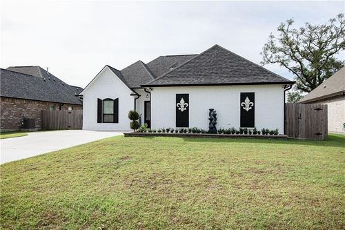 130 Cypresswood Drive, Belle Chasse, LA, 70037 | Card Image