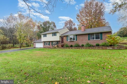 6825 Glatfelters Station Rd, Seven Valleys, PA, 17360-8951 | Card Image