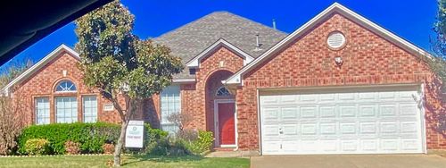 2319 Glenmoor Dr, Arlington, TX, 76001-8429 | Card Image