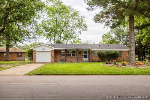 805 S Oak Hill St, Siloam Springs, AR, 72761-4133 | Card Image