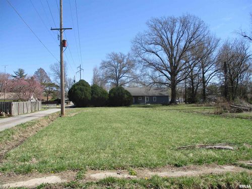 910 N Commercial St, Benton, IL, 62812-2016 | Card Image