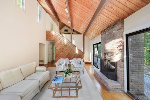 251 Town Ln, East Hampton, NY, 11937 | Card Image