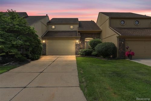 2137 Crystal Dr, Rochester Hills, MI, 48309-3756 | Card Image