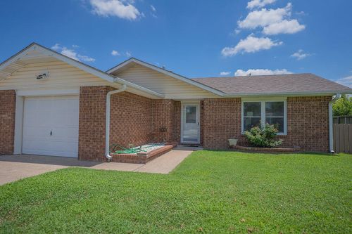 2210 Willow Ln, Miami, OK, 74354-1435 | Card Image