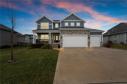 334 Nw Ambersham Drive, Lee's Summit, MO, 64081 | Card Image