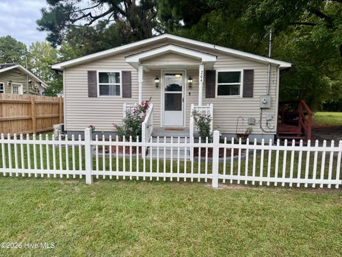 204 Pinewood Ave, Elizabeth City, NC, 27909-6334 | Card Image