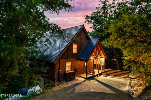 932 Falcon View Way, Sevierville, TN, 37862-9605 | Card Image