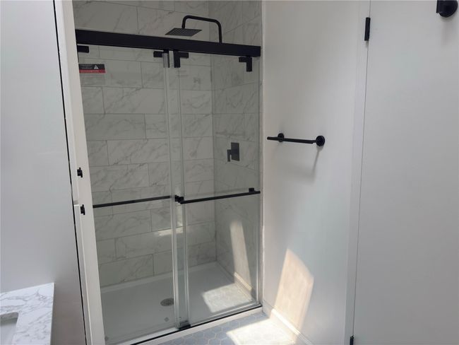 FULL PRIMARY MASTER BATH | Image 14