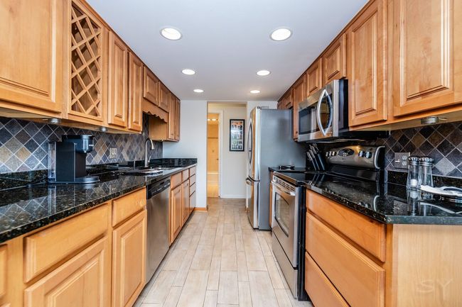 APT-301 - 2 S Atrium Way, Condo with 2 bedrooms, 2 bathrooms and 1 parking in Elmhurst IL | Image 7