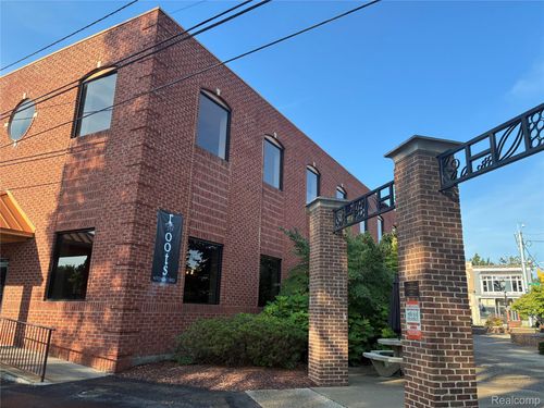 107 S Main St, Almont, MI, 48003-1067 | Card Image