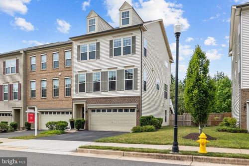 8131 Honey Bee Way, MANASSAS, VA, 20111-7224 | Card Image