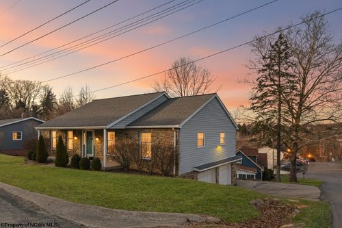 909 Cottonwood St, Morgantown, WV, 26505-2622 | Card Image