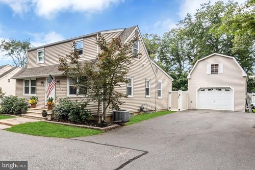 8 Culver Ln, East Brunswick, NJ, 08816-3915 | Card Image